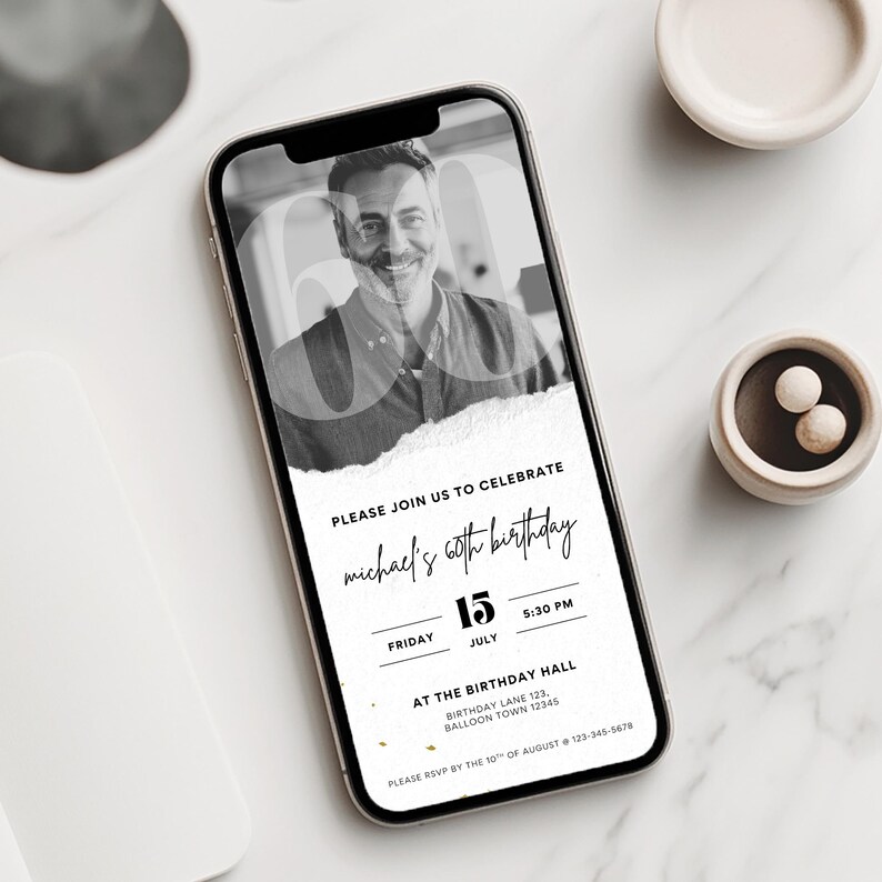 Puede incluir: Un smartphone muestra una invitaci&oacute;n de cumplea&ntilde;os en blanco y negro. La invitaci&oacute;n incluye una foto de un hombre sonriente, el n&uacute;mero 60 y el texto "Please join us to celebrate Michael's 60th birthday." Tambi&eacute;n se muestran la fecha, la hora y el lugar.