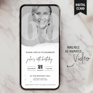 Puede incluir: Un tel&eacute;fono inteligente muestra una tarjeta electr&oacute;nica digital para una celebraci&oacute;n de 60 cumplea&ntilde;os. La imagen en blanco y negro presenta un retrato de una mujer con el n&uacute;mero 60 superpuesto. El texto incluye el nombre, la fecha, la hora y el lugar. La tarjeta est&aacute; disponible como video animado.