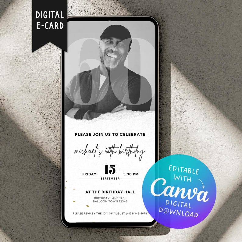 Puede incluir: Una tarjeta electr&oacute;nica de cumplea&ntilde;os digital en la pantalla de un tel&eacute;fono inteligente. La imagen en blanco y negro presenta a un hombre sonriente y el n&uacute;mero 60. El texto incluye "Please join us to celebrate Michael's 60th birthday" y los detalles del evento. Incluye una insignia de descarga digital de Canva.
