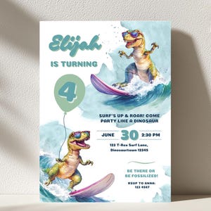 Peut inclure: Une invitation d'anniversaire avec des dinosaures sur des planches de surf. L'invitation comprend le nom "Elijah", le chiffre "4", et les détails de la fête. Le texte dit "Surf's Up & Roar! Come Party Like a Dinosaur".