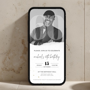 Puede incluir: Un tel&eacute;fono inteligente muestra una invitaci&oacute;n de cumplea&ntilde;os en blanco y negro. La invitaci&oacute;n presenta una foto de un hombre sonriente con el n&uacute;mero 60 superpuesto. El texto dice "Please join us to celebrate Michael's 60th birthday" con detalles de fecha y hora.