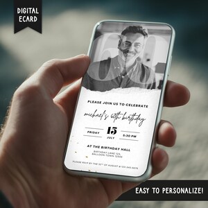 Puede incluir: Un smartphone muestra una invitaci&oacute;n digital para el 60 cumplea&ntilde;os de Michael. La imagen en blanco y negro presenta a un hombre sonriente con el n&uacute;mero 60 superpuesto. La invitaci&oacute;n incluye la fecha, la hora y el lugar.