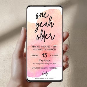 Verjaardagsuitnodiging voor One Yeah Older | Roze aquarel canvas sjabloon | Leuke feestkaart met script | 032