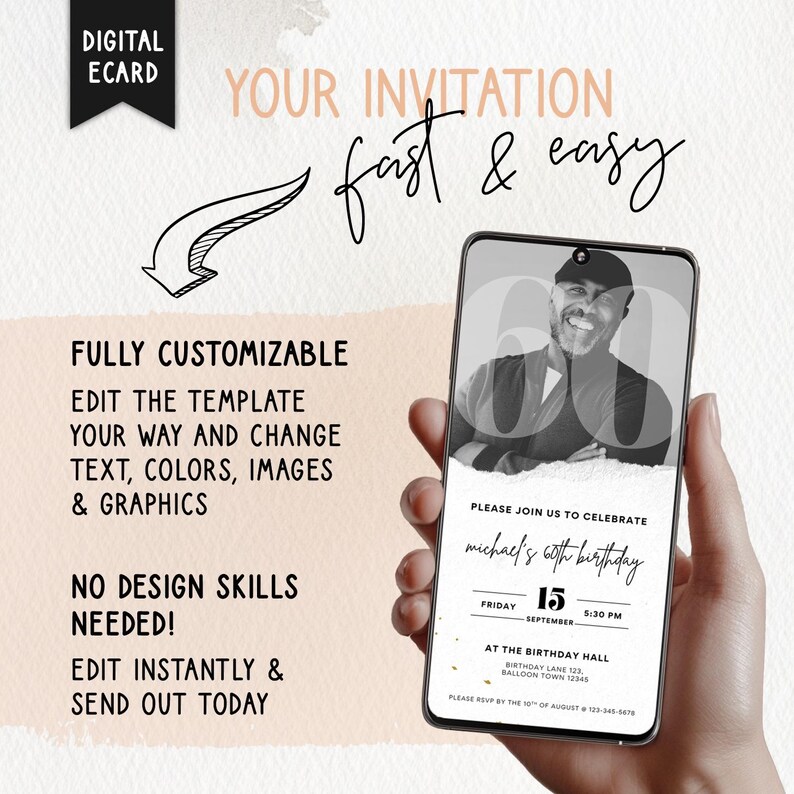 Puede incluir: Un tel&eacute;fono inteligente que muestra una invitaci&oacute;n de cumplea&ntilde;os digital. La invitaci&oacute;n presenta una foto en blanco y negro de una persona sonriente, con el texto "60 cumplea&ntilde;os de Michael". El texto adicional incluye "Totalmente personalizable".
