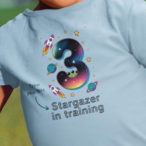 Camiseta personalizada para niño de 3.er cumpleaños con temática espacial, ideal para juegos cósmicos.
