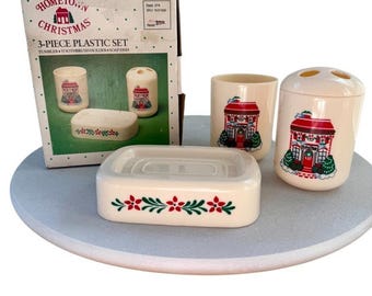Vintage HOMETOWN CHRISTMAS 3-pc Plastic Bathroom Set Tumbler Soapdish and Holder