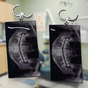 Pendientes de resina con diseño de rayos X dentales y dientes humanos