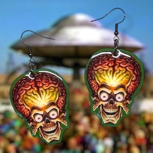 Brincos de resina com a frase "Ataque Alienígena de Marte"
