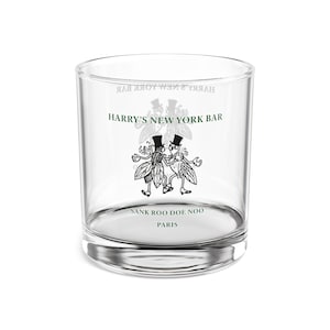 以下が含まれることがあります： 緑色の「HARRY'S NEW YORK BAR」の文字と、シルクハットをかぶった2人の人物の白黒イラストが描かれた、透明な丸いグラス。「SANK ROO DOE NOO PARIS」の文字も表示されています。