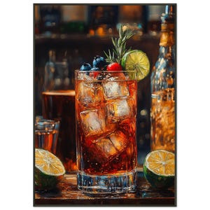 Könnte beinhalten: Ein hohes Glas gefüllt mit Eis und einer dunkelbraunen Flüssigkeit, garniert mit Blaubeeren, einer Limettenscheibe und einem Rosmarinzweig. Das Glas steht auf einer Holzoberfläche mit einer Limettenscheibe und einer Flasche Schnaps im Hintergrund.