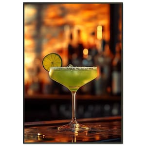Könnte beinhalten: Ein grüner Margarita-Cocktail in einem Stielglas mit einer Limettenscheibe als Garnitur und einem Salzrand. Das Getränk steht auf einer dunklen Holztheke mit einem verschwommenen Hintergrund einer Bar.