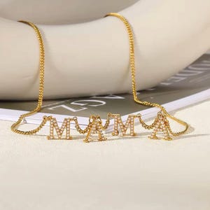 Collar MAMA: Cadena de acero inoxidable dorada con delicados dijes de letras. Regalo para el Día de la Madre.