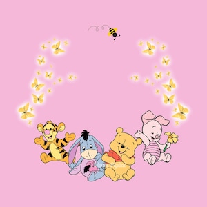 Op de afbeelding: Een cartoon illustratie met Winnie de Poeh-personages: Teigetje, Iejoor, Winnie de Poeh en Knorretje. De personages staan tegen een roze achtergrond, omringd door gele vlinders en een cartoon bij.