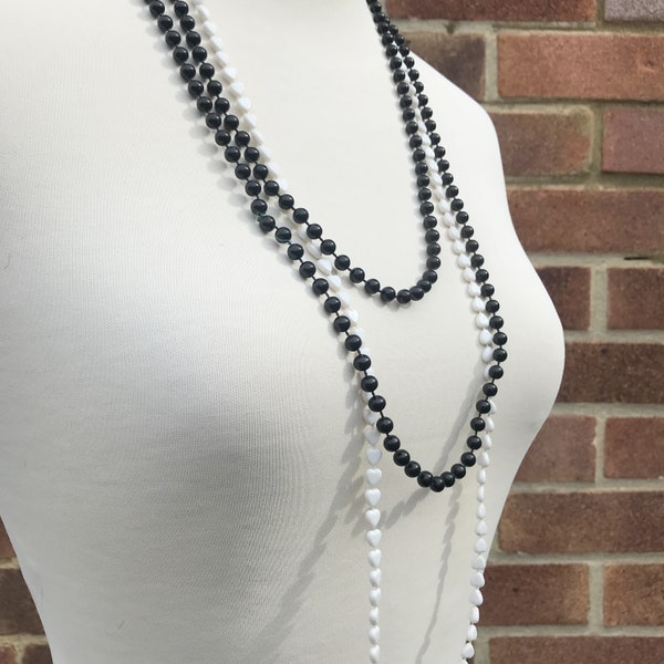 Paire de colliers clapet vintage des années 1980 en plastique noir et blanc, collier coeur en plastique pour fête de mardi gras