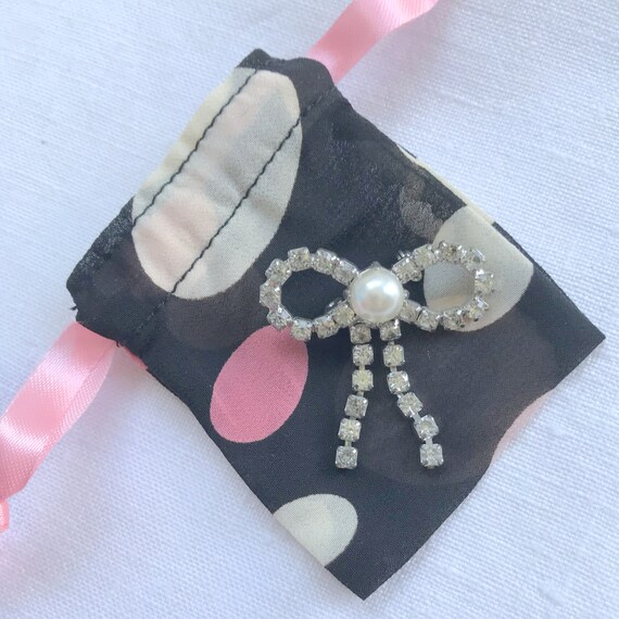 Vintage 1980s Small Rhinestone Bow Brooch / Pearl