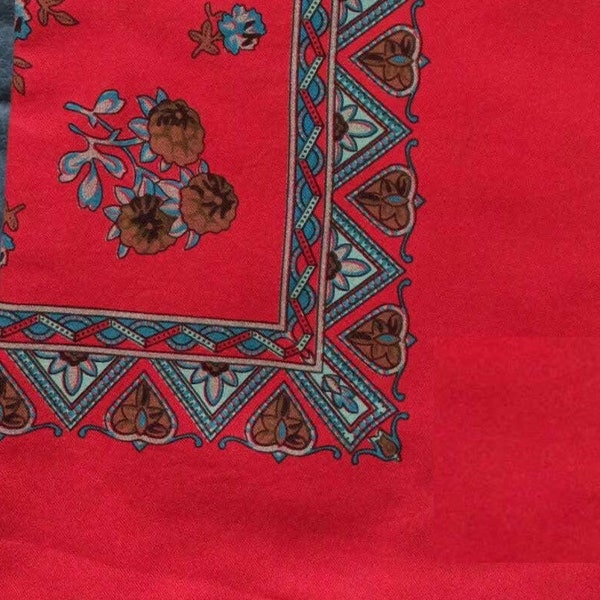 Tela roja para confección de mantones con motivos florales en tonos marrones y azules. Cachené, haz tu propia bufanda recreando los trajes típicos portugueses.