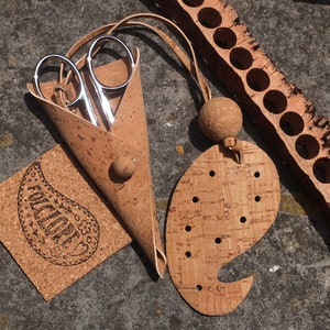 Forbici da ricamo in sughero e pelle con fodero/custodia e ciondolo a forma di cuore, regalo artigianale vegano per lei, forbici portoghesi naturali, blu, argento
