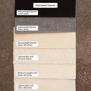 Peut inclure: Gros plan sur six &eacute;chantillons de tissu, montrant diff&eacute;rents poids et couleurs de denim et de serg&eacute;. Les &eacute;chantillons sont &eacute;tiquet&eacute;s avec leur mati&egrave;re, leur poids et leur couleur. Le texte "Plant-based / Organic" est en haut de l'image.