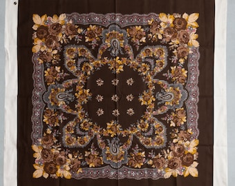 Tissu folklorique portugais à motif floral et cachemire traditionnel dans des tons marron. Réalisez votre foulard ou utilisez-le dans des projets de mode et de décoration intérieure