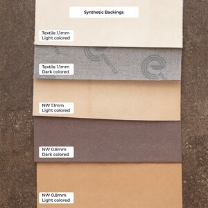 Peut inclure: Cinq types diff&eacute;rents de mat&eacute;riaux de support synth&eacute;tiques pour le pon&ccedil;age. Les mat&eacute;riaux de support sont &eacute;tiquet&eacute;s avec leur &eacute;paisseur et leur couleur. Les mat&eacute;riaux de support sont dispos&eacute;s de haut en bas : Textile 1,1 mm couleur claire, Textile 1,1 mm couleur fonc&eacute;e, NW 1,1 mm couleur claire, NW 0,8 mm couleur fonc&eacute;e, NW 0,8 mm couleur claire.
