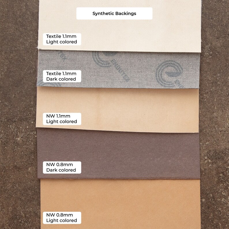 Peut inclure: Cinq types diff&eacute;rents de mat&eacute;riaux de support synth&eacute;tiques pour le pon&ccedil;age. Les mat&eacute;riaux de support sont &eacute;tiquet&eacute;s avec leur &eacute;paisseur et leur couleur. Les mat&eacute;riaux de support sont dispos&eacute;s de haut en bas : Textile 1,1 mm couleur claire, Textile 1,1 mm couleur fonc&eacute;e, NW 1,1 mm couleur claire, NW 0,8 mm couleur fonc&eacute;e, NW 0,8 mm couleur claire.
