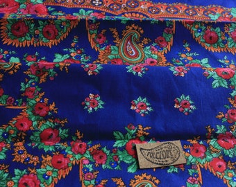 Tissu folklorique bleu portugais utilisé dans les foulards Viana inspirés des costumes de Minho. Tissu en coton coloré à motif cachemire et fleurs au mètre