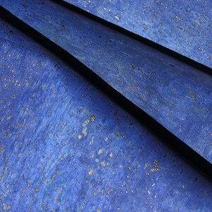 Peut inclure: Gros plan sur un tissu en li&egrave;ge bleu avec une subtile brillance. Le tissu est pli&eacute; en forme de triangle, cr&eacute;ant un fond textur&eacute;.