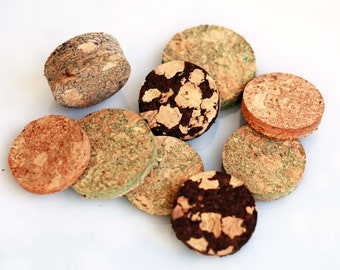 Colored cork slices for eco jewellery & crafts. Agglomerated natural cork discs for creative DIY. Sustainable burl disks made in Portugal