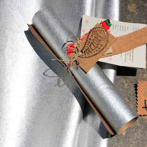 tecido de cortiça prateado, pele vegetal na cor prata, made in Portugal, cortiça para costura, malas, carteiras, bijuteria, pastas, estojos
