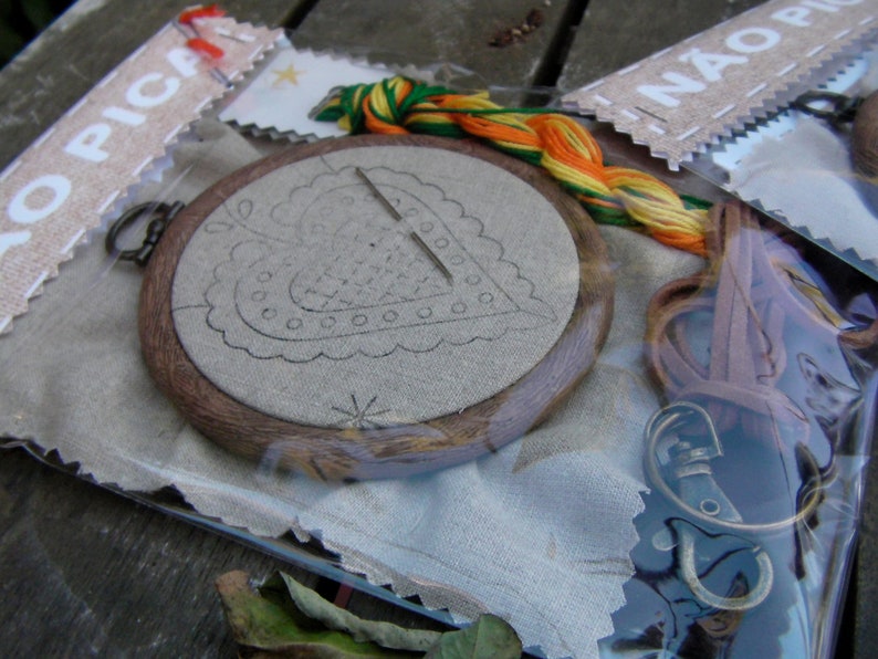 Kit de broderie de pendentif, idées originales dart pour les enseignants, flexi cerceau, tutoriel collier coeur portugais, kit de broderie bijoux de coeur image 2