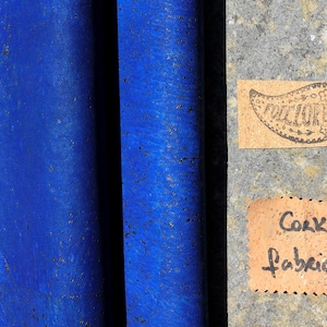Peut inclure: Deux rouleaux de tissu en li&egrave;ge bleu avec une &eacute;tiquette en li&egrave;ge marron qui dit "Tissu en li&egrave;ge".