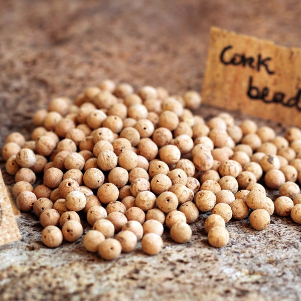 Perles rondes en liège naturelles pour des bijoux durables et respectueux de l'environnement. Petites boules de 10 mm avec différentes tailles de trous. Bouchon portugais pour bricoleurs