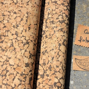 Patrón de tela de corcho de granito claro por rollo. Personalícelo con soportes de algodón, incluidas opciones orgánicas para carteras, bolsos y calzado.