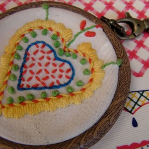 Kit de broderie de pendentif, idées originales dart pour les enseignants, flexi cerceau, tutoriel collier coeur portugais, kit de broderie bijoux de coeur image 1