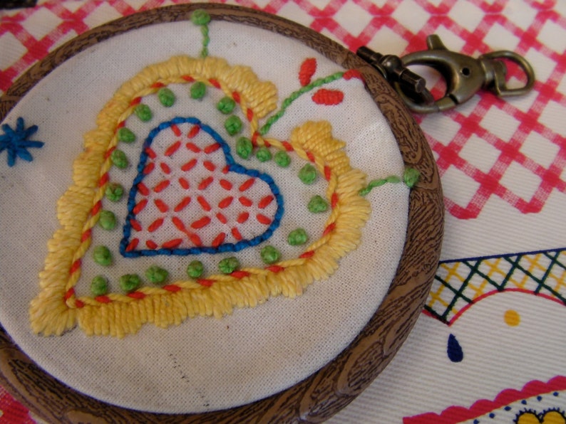 Kit de broderie de pendentif, idées originales dart pour les enseignants, flexi cerceau, tutoriel collier coeur portugais, kit de broderie bijoux de coeur image 1