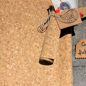 Hojas precortadas alternativas de cuero vegano hechas de corcho en Portugal. Patrón natural de grano grueso para carteras, bolsos y accesorios de corcho