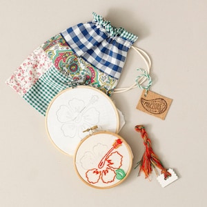 Kit de bordado Hibiscus con bolsa. Aprenda a bordar con un kit de bricolaje que incluye suministros de costura portuguesa. Perfecto para las primeras puntadas.