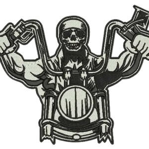 Puede incluir: Parche bordado con una calavera con gafas de sol y casco, agarrando un manillar de motocicleta. El diseño es en blanco y negro, con la calavera centrada sobre la parte delantera de la moto. Tema motero.