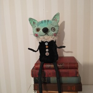 OOAK Cat Art Doll – Handmade Textile Creature, hand stitched soft sculpture afbeelding 2