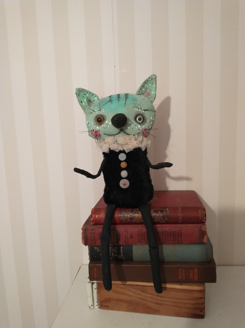OOAK Cat Art Doll – Handmade Textile Creature, hand stitched soft sculpture afbeelding 2