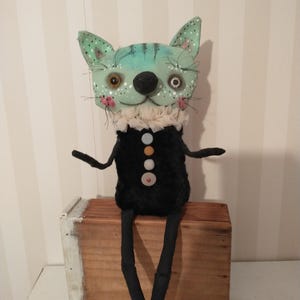 OOAK Cat Art Doll – Handmade Textile Creature, hand stitched soft sculpture afbeelding 4