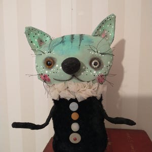 OOAK Cat Art Doll – Handmade Textile Creature, hand stitched soft sculpture afbeelding 3