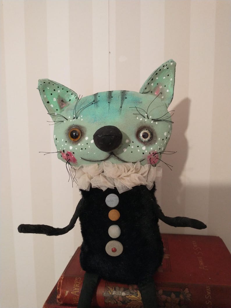 OOAK Cat Art Doll – Handmade Textile Creature, hand stitched soft sculpture afbeelding 3