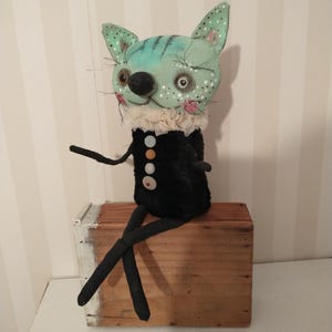 OOAK Cat Art Doll – Handmade Textile Creature, hand stitched soft sculpture afbeelding 6