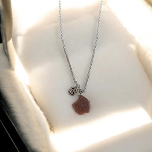 Colar de rubi, colar com inicial de prata, joias personalizadas, pedra de nascimento de julho, joias de leão, pingente de pedra vermelha, colar com letra personalizada, presente