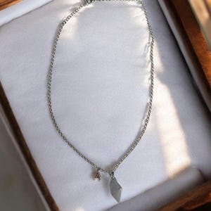 Collar con inicial de diamante, collar con letra de plata, piedra de nacimiento de abril, joyería de Aries, delicado colgante de diamante, regalo personalizado, letra personalizada