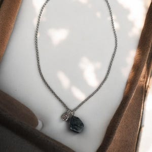 Collar de aguamarina verde, collar con inicial de plata, joyería personalizada, piedra de nacimiento de marzo, joyería de Piscis, joyería de Géminis, bolígrafo de piedra verde
