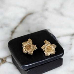 Blumen Ohrringe, Gold Blume Ohrringe, Florale Schmuck, Zierliche Ohrringe, Natur inspiriert Ohrringe, Gold Ohrringe, handgemachte Ohrringe, Geschenk