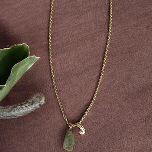 Collar de aventurina verde, collar con inicial personalizada, cadena de plata bañada en oro, joya con piedra de la suerte, piedra de nacimiento de mayo, regalo del zodiaco Tauro