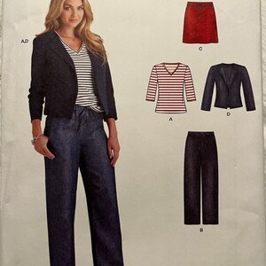 Könnte beinhalten: New Look Schnittmuster K6351, Größe A, U.S. 10-22. Die Hülle zeigt Illustrationen eines gestreiften V-Ausschnitt-Oberteils, eines dunklen Blazers, eines roten Rocks und einer dunklen Hose mit Kordelzug. Das Schnittmuster enthält diese Modelle.